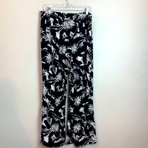 White House Black Market Floral Wide Leg Pants in
Midnight Bloom - Picture 4 of 8